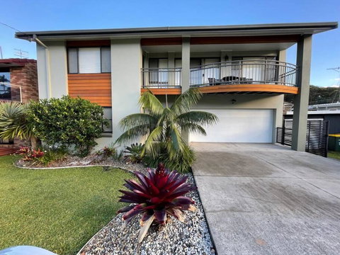 Rainbow Beachhouse - Deluxe, Pristine Location - Dalby Accommodation 0