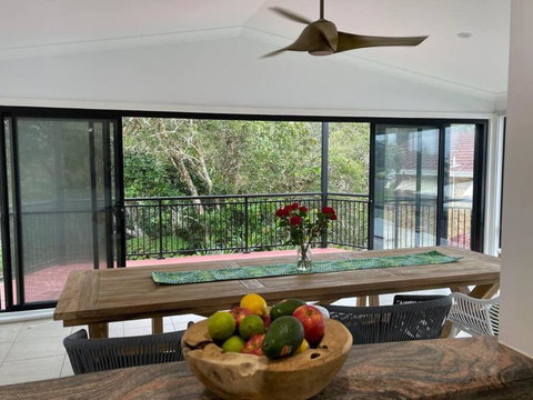 Rainbow Beachhouse - Deluxe, Pristine Location - Dalby Accommodation 2