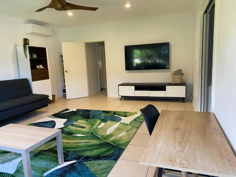 Rainbow Beachhouse - Deluxe, Pristine Location - Dalby Accommodation 3
