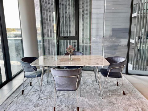 RARE Luxury Waterfront Living - Dalby Accommodation 3