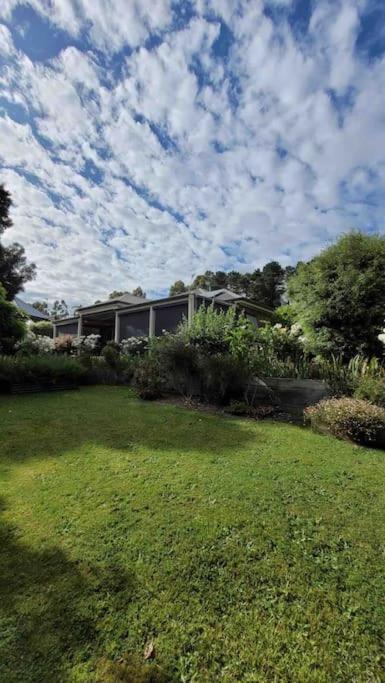 Quiet Family Retreat Getaway - Wildlife Park, Sovereign Hill, Kryall Castle And City At Your Door - Modern House, 8 Guests, 4 Bedrooms, 5 Beds - Dalby Accommodation 0