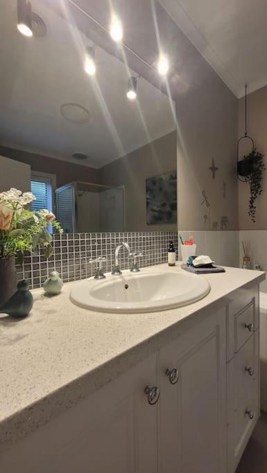 Quiet Family Retreat Getaway - Wildlife Park, Sovereign Hill, Kryall Castle And City At Your Door - Modern House, 8 Guests, 4 Bedrooms, 5 Beds - Dalby Accommodation 2