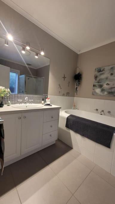 Quiet Family Retreat Getaway - Wildlife Park, Sovereign Hill, Kryall Castle And City At Your Door - Modern House, 8 Guests, 4 Bedrooms, 5 Beds - Dalby Accommodation 3