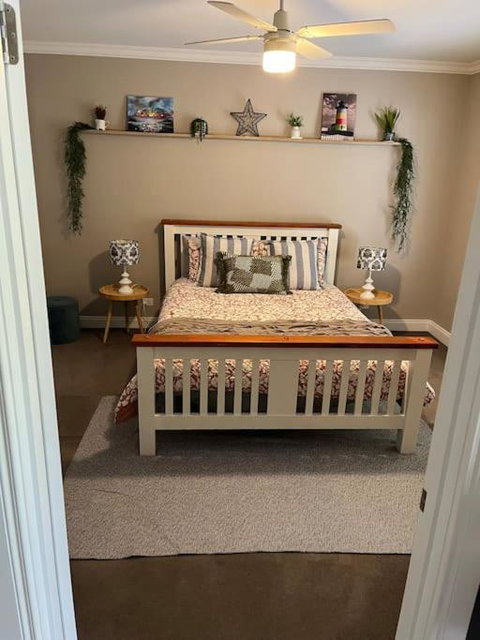 Quiet Family Retreat Getaway - Wildlife Park, Sovereign Hill, Kryall Castle And City At Your Door - Modern House, 8 Guests, 4 Bedrooms, 5 Beds - Dalby Accommodation 1
