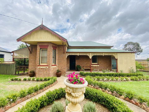 Avoca House - Circa 1900 Gorgeous Federation Home - Dalby Accommodation 0
