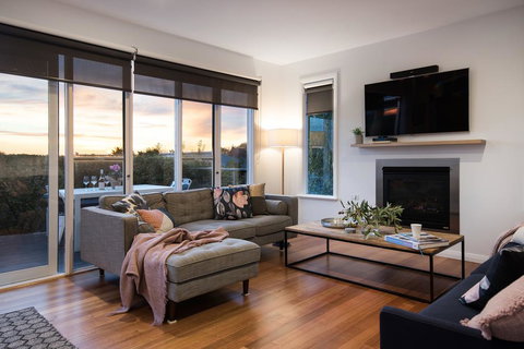 Azure Daylesford - Dalby Accommodation 0