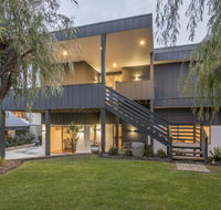 Bay View Retreat - Stunning Ocean Views and 300 metres To Beach - Dalby Accommodation