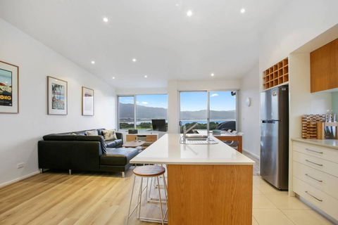 BAY VUE - Top Floor Apartment, Amazing Views! - Dalby Accommodation 3