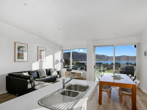 BAY VUE - Top Floor Apartment, Amazing Views! - Dalby Accommodation 0
