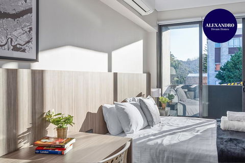 BEACH LOCATION STUDIO // CLOVELLY 4 - Dalby Accommodation 0
