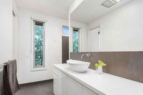 Beach Road Luxury With Ocean Views - Dalby Accommodation 2