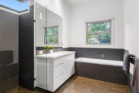 Beach Road Luxury With Ocean Views - Dalby Accommodation 1