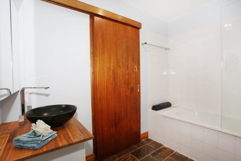 BEACH, SHOPS & FABULOUS VACATION HOME! - Dalby Accommodation 2