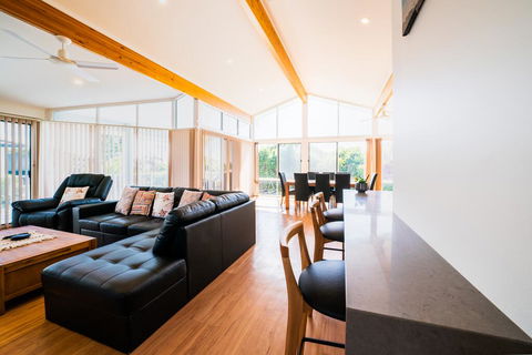 Beachfront Escape - Dalby Accommodation 2