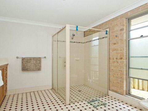 Beachfront Pool House - Absolute Beachfront - Dalby Accommodation 2