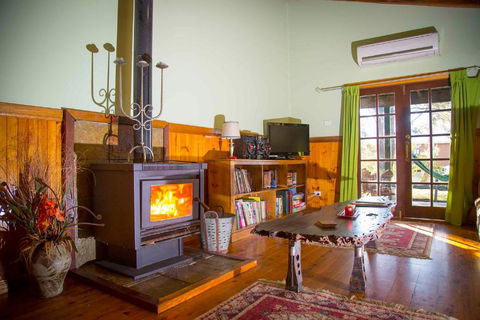 Red Tractor Retreat - Dalby Accommodation 3