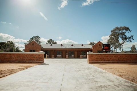 Red Waratah Accommodation - Dalby Accommodation 0