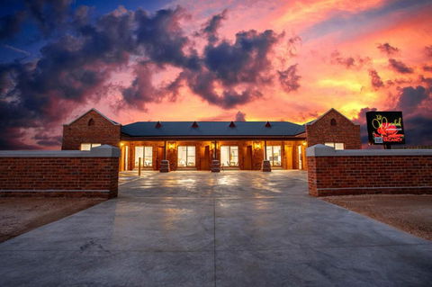Red Waratah Accommodation - Dalby Accommodation 1