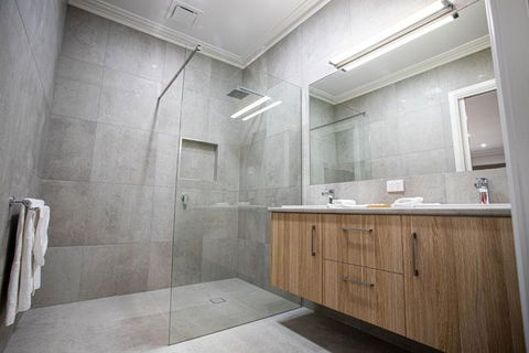 Red Waratah Accommodation - Dalby Accommodation 3