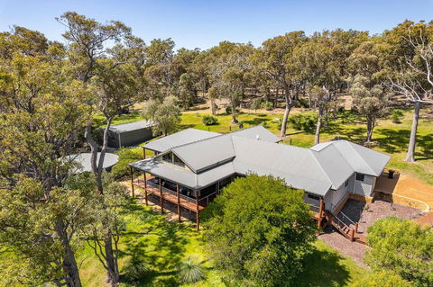 Redgum Treehouse - Outstanding Luxury In The Heart Of Wine Country And Minutes From The Beaches - Dalby Accommodation 1