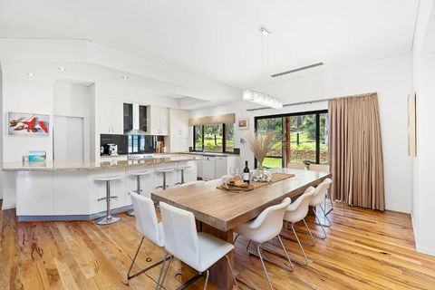 Redgum Treehouse - Outstanding Luxury In The Heart Of Wine Country And Minutes From The Beaches - Dalby Accommodation 2