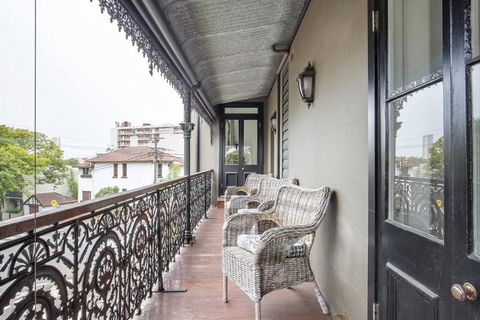 Refined Paddington Corner Terrace With Parking - Dalby Accommodation 3