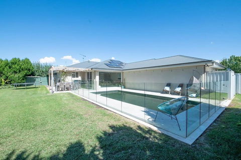Regand Retreat - Luxurious Family Home, Pool - Dalby Accommodation 2