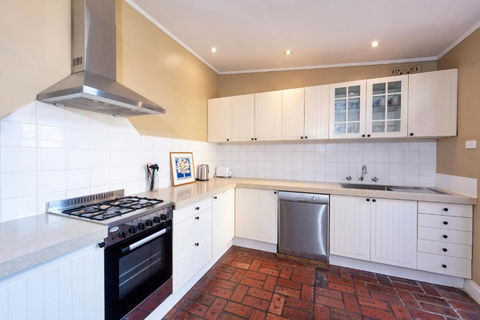 Renovated 2B 1B Victorian House In Princes Hill - Dalby Accommodation 3