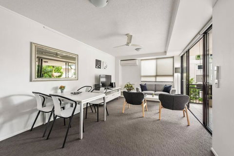 Resort Living - 10mins CBD - 2Bed / 2Bath / 1Car - Dalby Accommodation 0