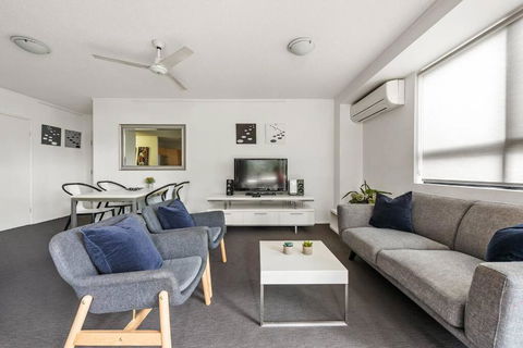 Resort Living - 10mins CBD - 2Bed / 2Bath / 1Car - Dalby Accommodation 3