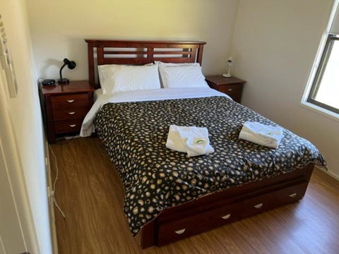 RIVER DOWNS COTTAGE - Dalby Accommodation 0