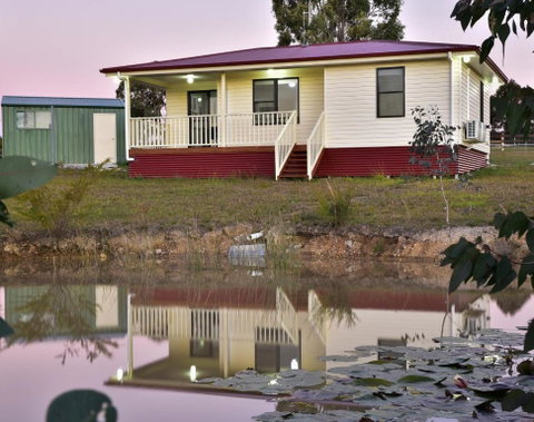 RIVER DOWNS COTTAGE - Dalby Accommodation 3