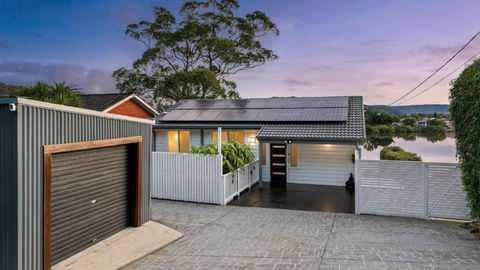 Riverside Retreat - Absolute Waterfront - Dalby Accommodation 2