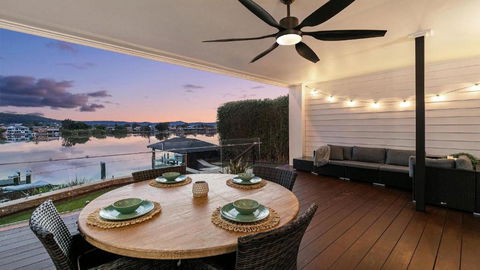 Riverside Retreat - Absolute Waterfront - Dalby Accommodation 3