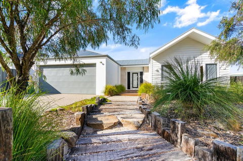 Ryze N Shine I Private Properties - Dalby Accommodation 0