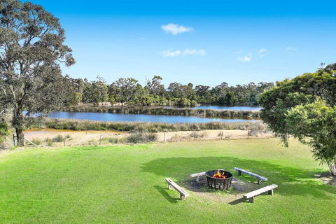 Roads End With Games Barn Ponies Alfresco Dining - Dalby Accommodation 3