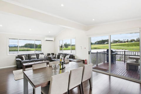 Romantic Lakehouse Set In A Private Vineyard In The Hunter Valley - Dalby Accommodation 2