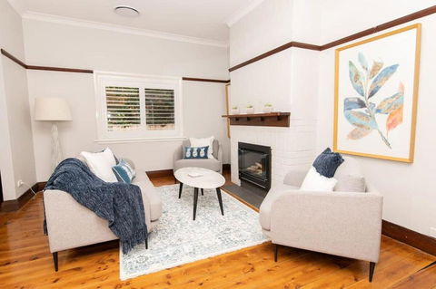 Rose Hill On Hamer, 1940s Charming Cottage Near Cook Park - Dalby Accommodation 2