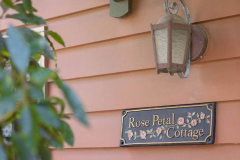 Rose Petal Cottage - Dalby Accommodation 1