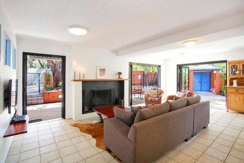 Ross Cres Spacious Private Beach House - Dalby Accommodation 1