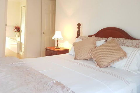 Roxy - A Spacious Cosy Getaway - Near Mel Airport - Dalby Accommodation 0