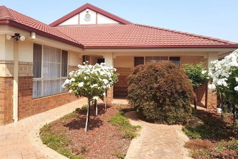 Roxy - A Spacious Cosy Getaway - Near Mel Airport - Dalby Accommodation 1