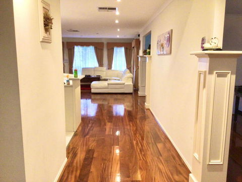 Roxy - A Spacious Cosy Getaway - Near Mel Airport - Dalby Accommodation 3