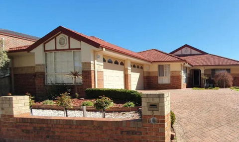 Roxy - A Spacious Cosy Getaway - Near Mel Airport - Dalby Accommodation 2