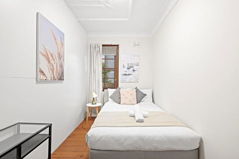 Rustic Double Room - Nearby Stations & Stores - Shared Bathroom - Dalby Accommodation 2