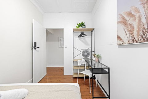 Rustic Double Room - Nearby Stations & Stores - Shared Bathroom - Dalby Accommodation 3