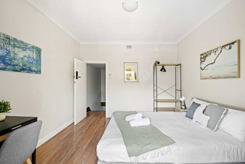 Rustic Queen Room In Glebe - Next To USYD - Shared Bathroom - Dalby Accommodation 0