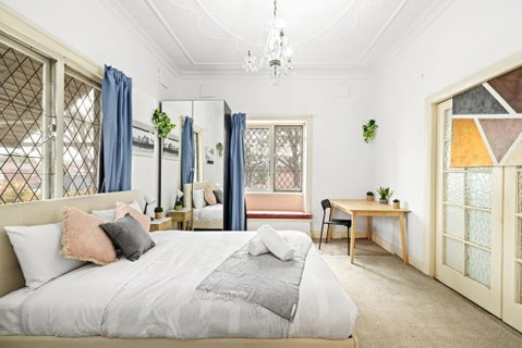 Rustic Queen Room - Seconds To Stores & Eateries - Shared Bathroom - Dalby Accommodation 0