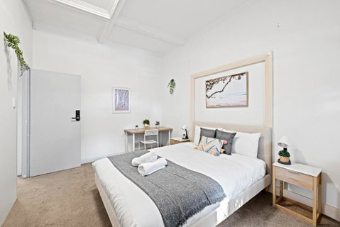 Rustic Queen Room - Seconds To Stores & Eateries - Shared Bathroom - Dalby Accommodation 1