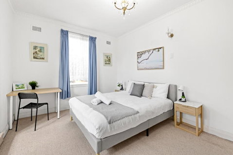 Rustic Queen Room - Seconds To Stores & Eateries - Shared Bathroom - Dalby Accommodation 3